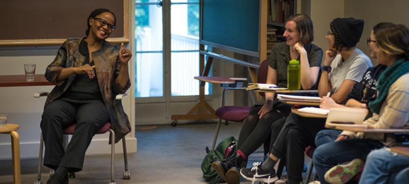 Photo of Edwidge Danticat in 布林莫尔 Classroom